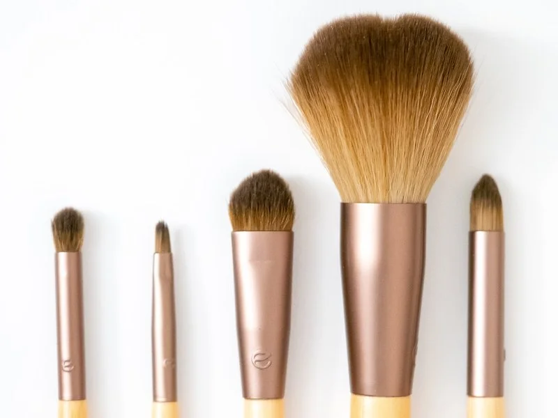 Koleksi kuas makeup profesional yang dicuci tiap habis pakai