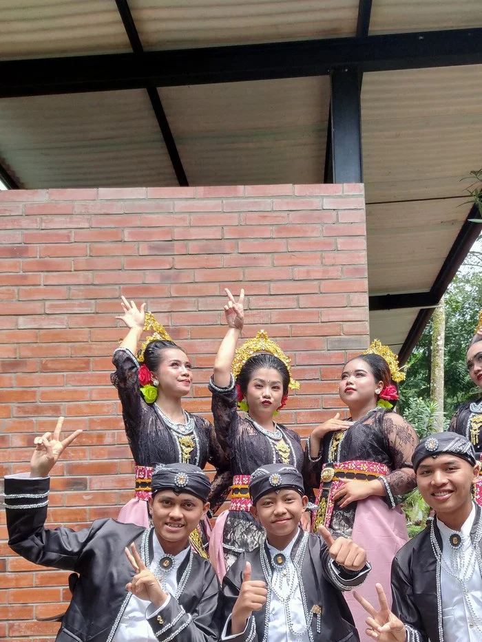 Penari tradisional Indonesia dengan riasan panggung
