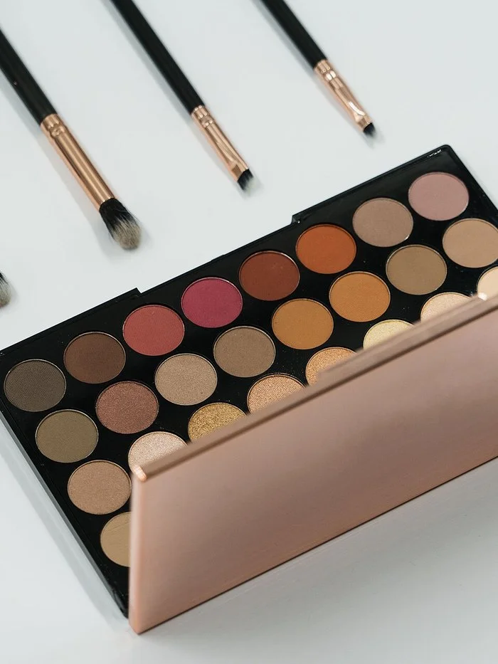 Palet eyeshadow rose gold dan kuas profesional