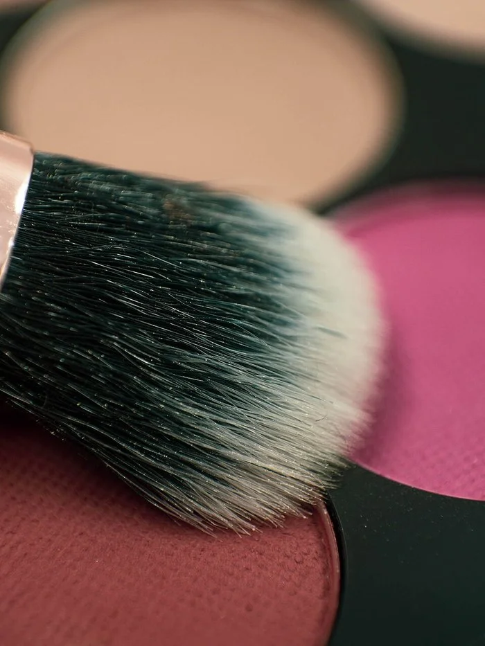 Kuas mengambil pigment dari palet, detail makro