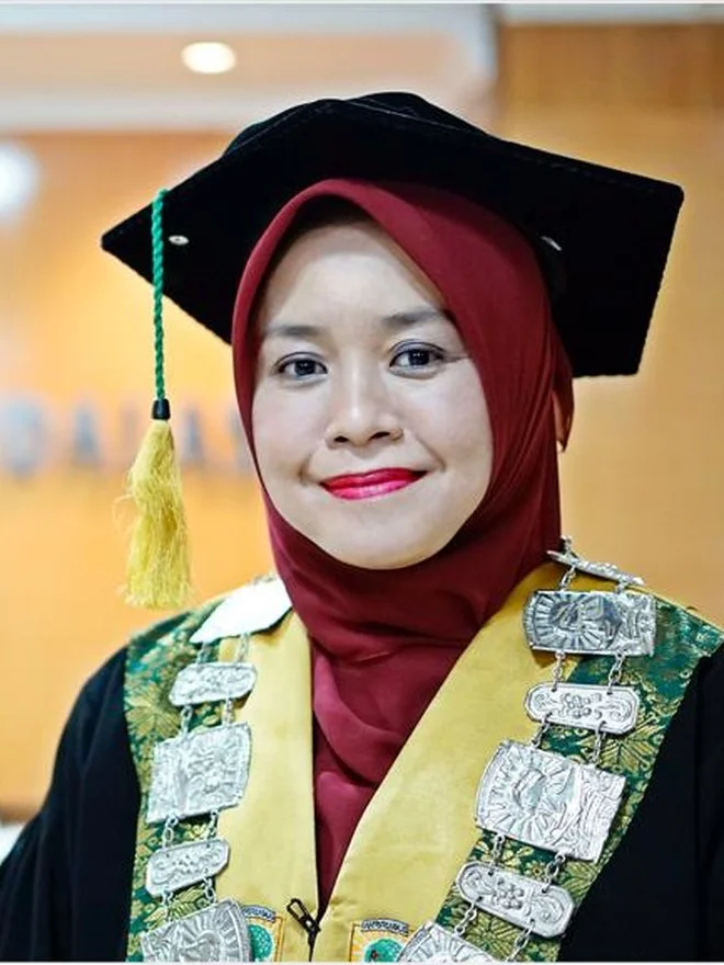 Riasan wisuda pada mahasiswi Indonesia