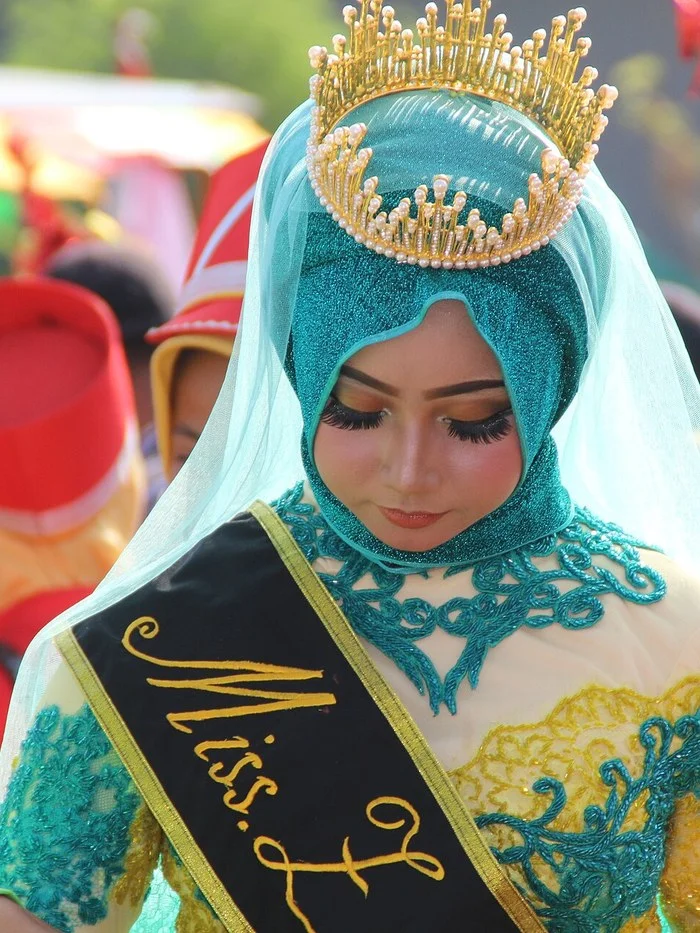 Pengantin kebaya modern dengan riasan anggun