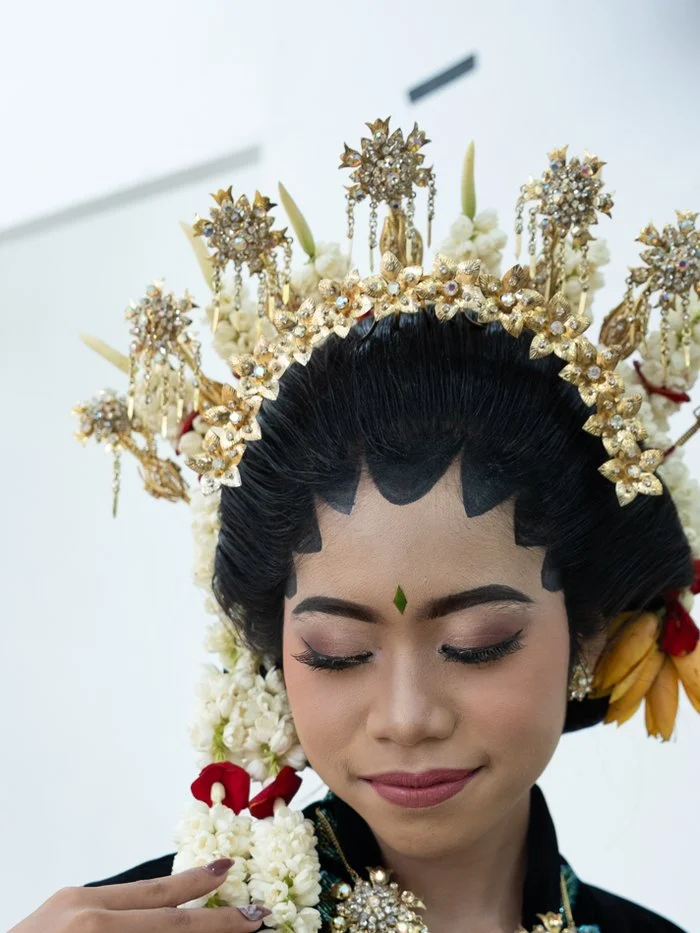Pengantin paes ageng gaya Jember Sari dengan siger keemasan