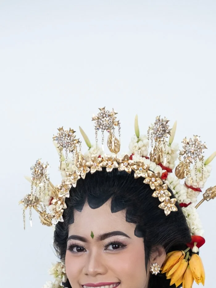 Pengantin tersenyum, kebaya velvet hitam bordir daun hijau
