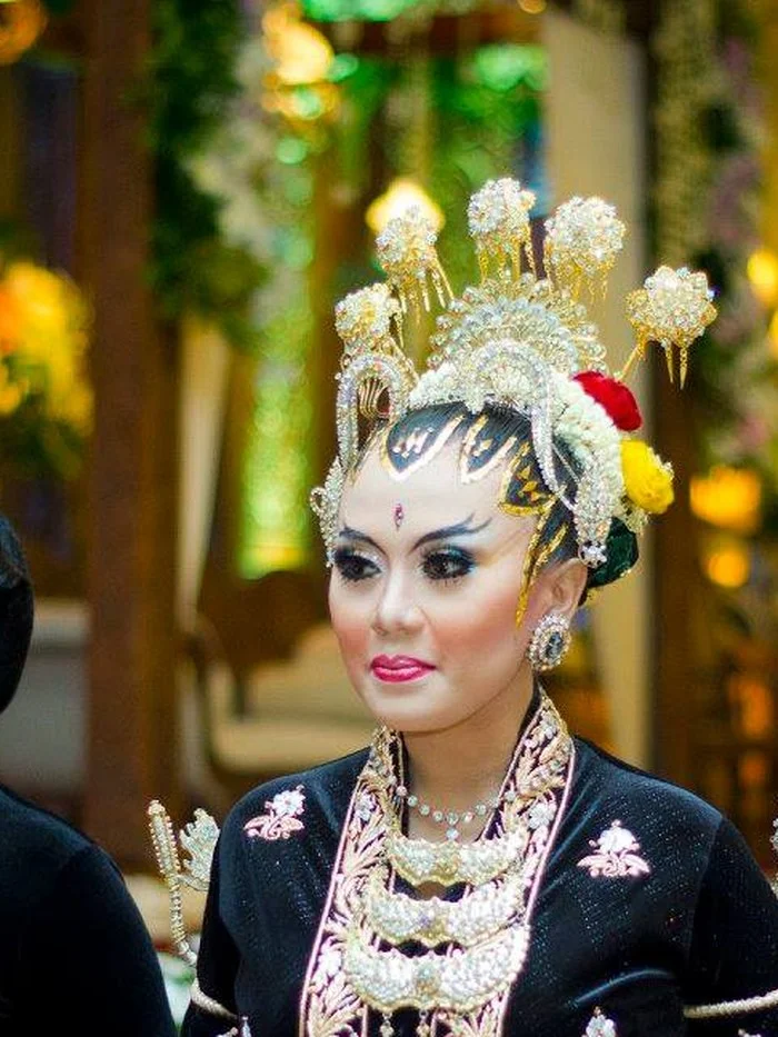 Pengantin Jawa prosesi panggih dengan paes ageng
